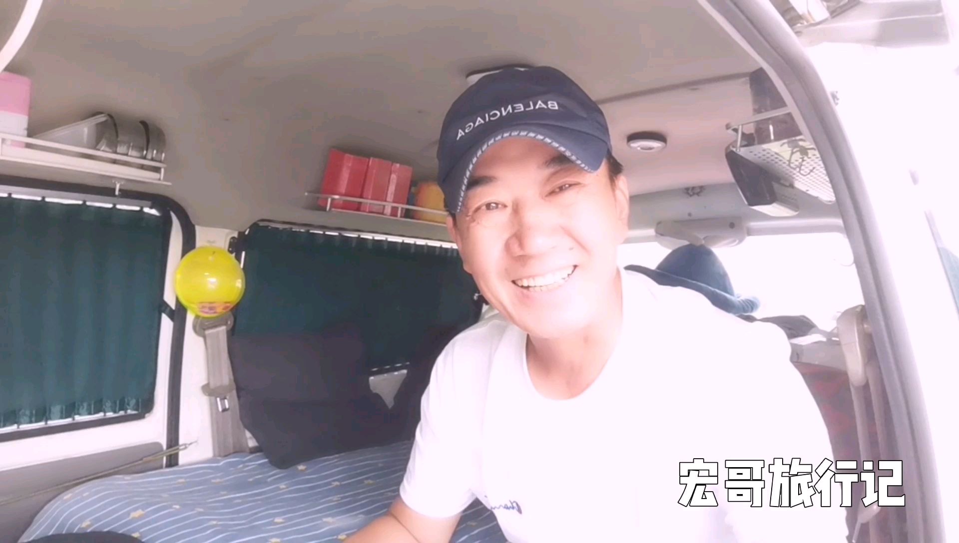 有人开房,叫宏哥过去,喊了好几回了,最后宏哥还是忍不住去了